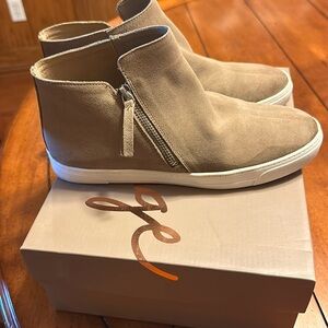 Women’s tan shoes 8 1/2